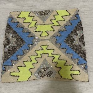 Short mini skirt looks so cute on with a pair of pumps and a white top.